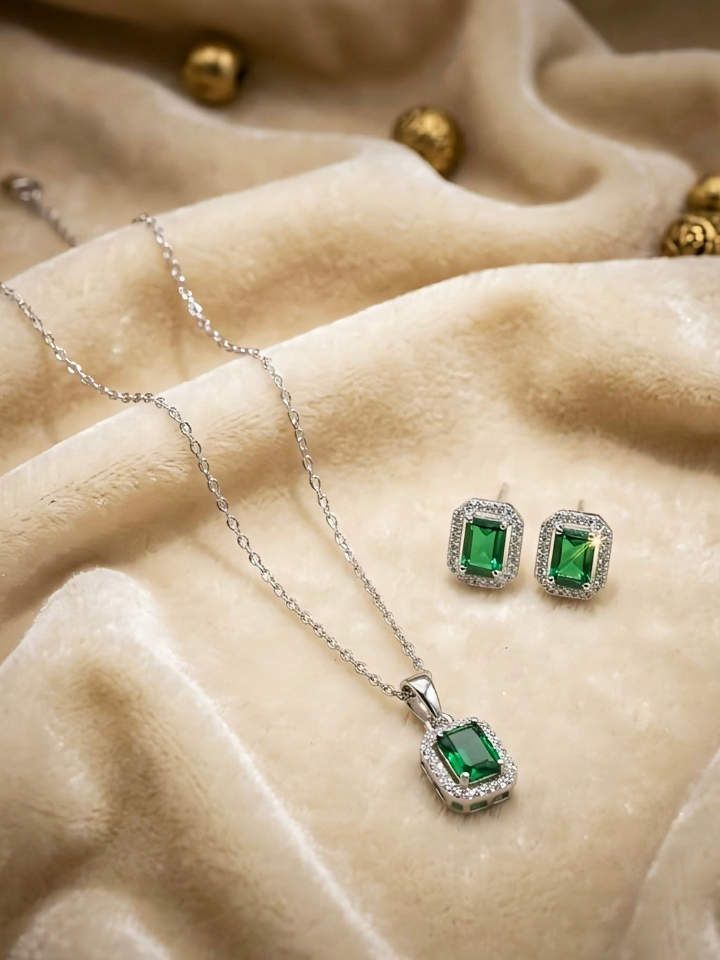 GREEN STONE PENDANT SET