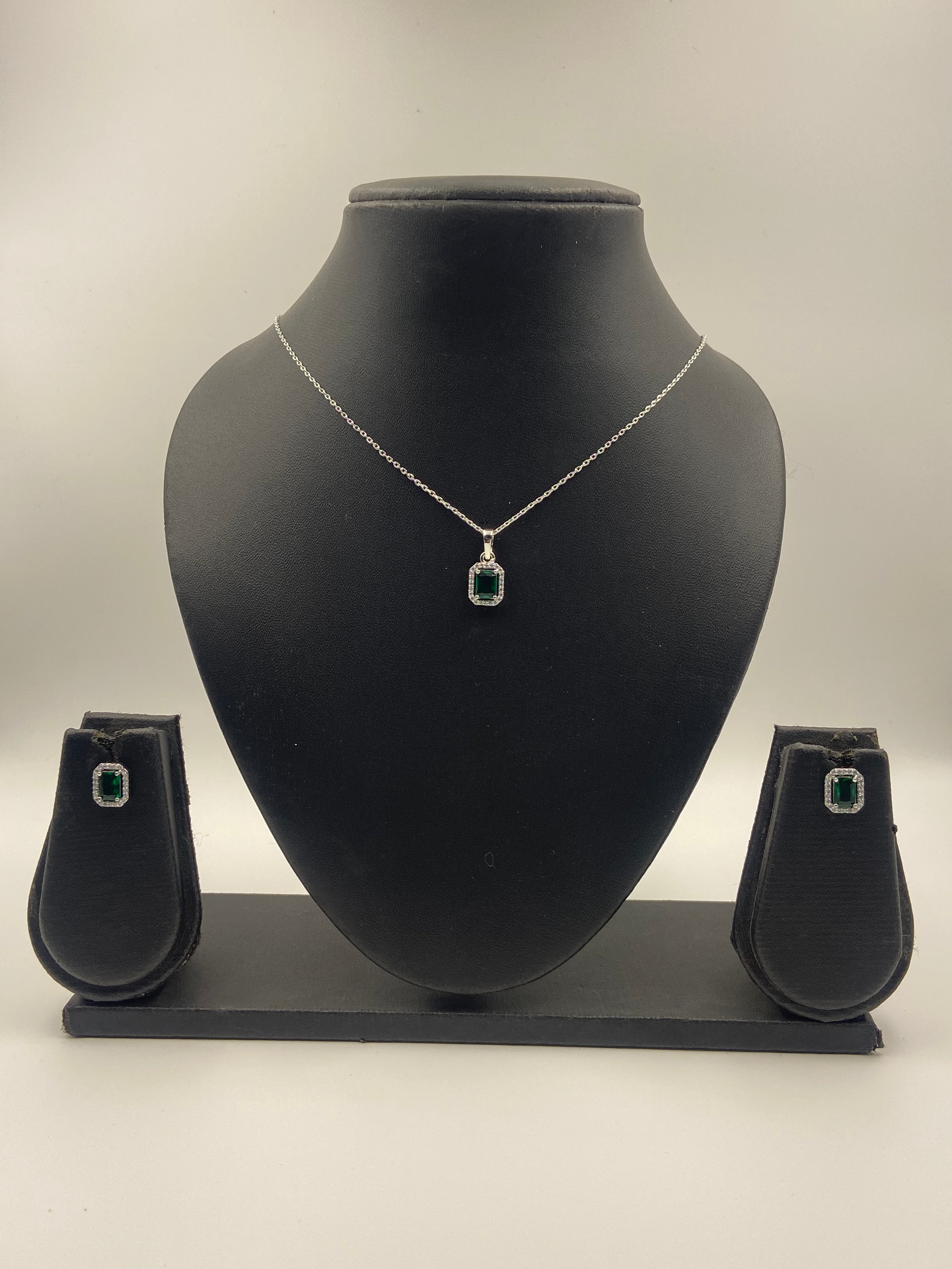 GREEN STONE PENDANT SET