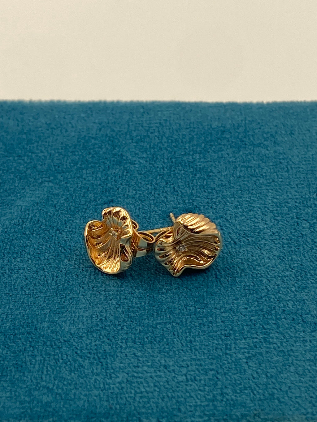 GOLD ROUND PETAL EARRINGS