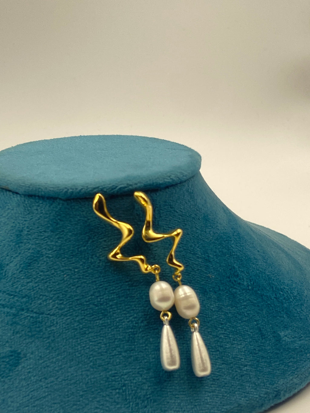 GOLD LONG PEARL EARRINGS
