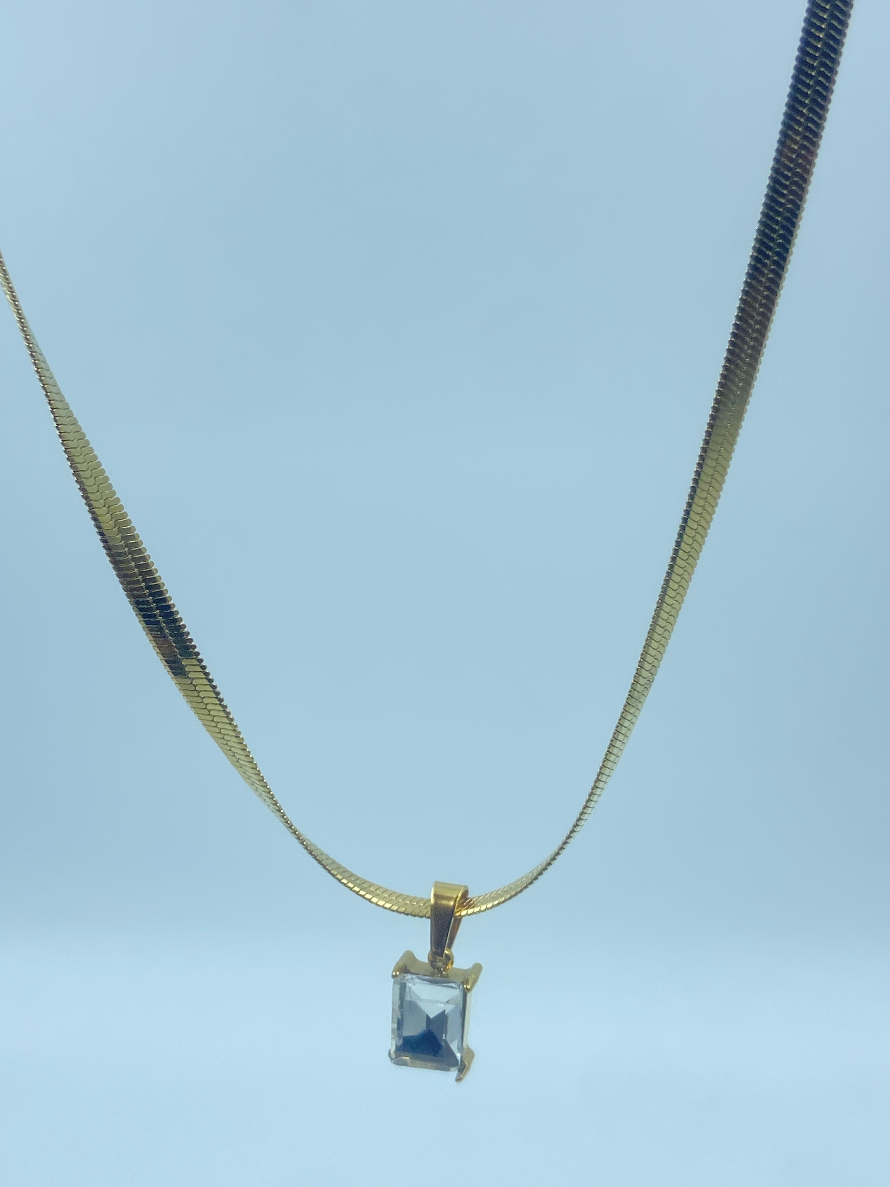 WHITE MATRIX PENDANT